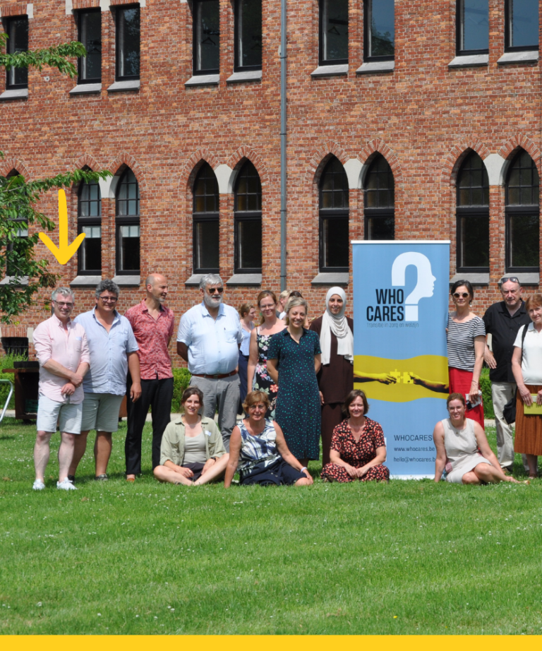 Dit is een groepsfoto van iedereen die aanwezig was op de Summer Academy van WhoCares?. Onder de pijl zie je Waut Nickmans, van Stijn vzw. Het artikel dat bij de foto hoort gaat over een project om het tekort aan nachtverpleegkundigen tegen te gaan.
