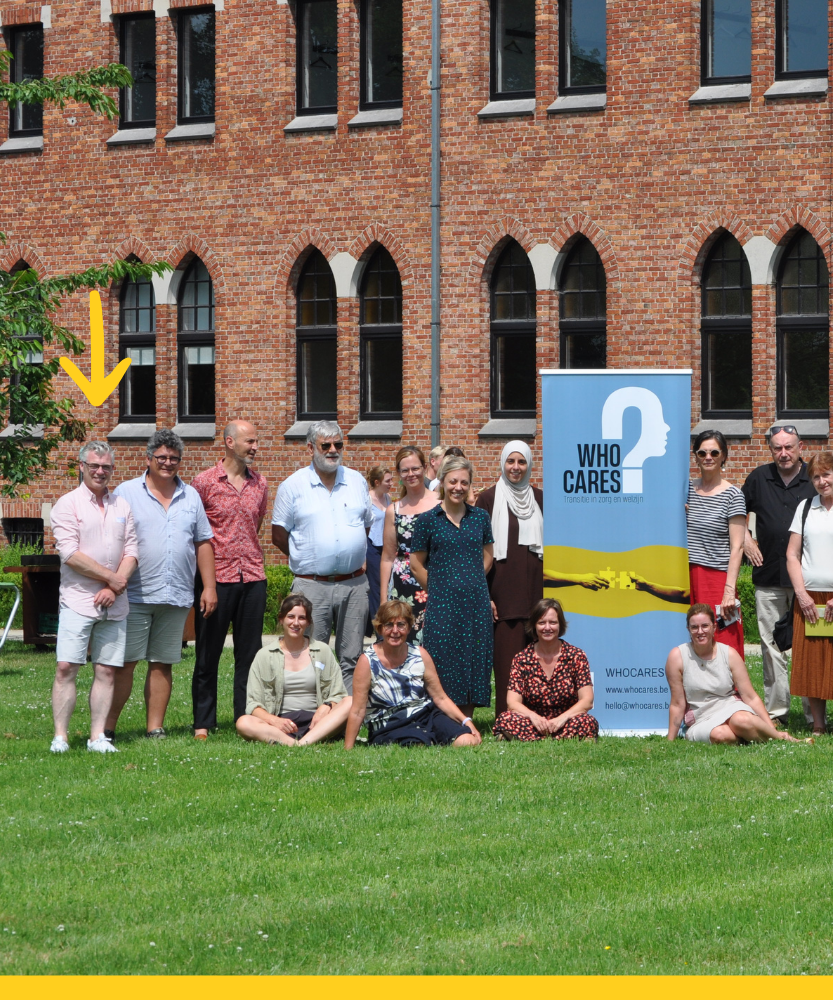 Dit is een groepsfoto van iedereen die aanwezig was op de Summer Academy van WhoCares?. Onder de pijl zie je Waut Nickmans, van Stijn vzw. Het artikel dat bij de foto hoort gaat over een project om het tekort aan nachtverpleegkundigen tegen te gaan.